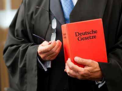 <br />
Wohnungseigentum bezieht sich auf das Eigentum an einer abgeschlossenen Wohnungseinheit innerhalb eines Gebäudes, inklusive Miteigentum am Gemeinschaftseigentum. Teileigentum hingegen betrifft nicht zu Wohnzwecken genutzte Räume (z.B. Gewerbeflächen), die ebenfalls separat im Grundbuch eingetragen werden.: Die besten Strategien. Landsberg am Lech, Kaufering, Penzing, Buchloe, Augsburg, Türkheim, Fürstenfeldbruck, Dachau<br />
